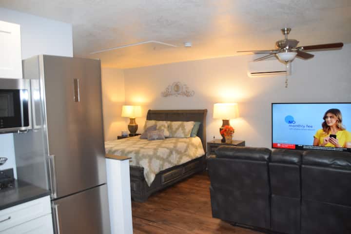 Cozy Studio w/65" HD TV and Queen bed, all new furnishings