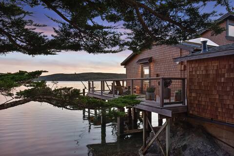Tranquil waterfront cottage with private beach
