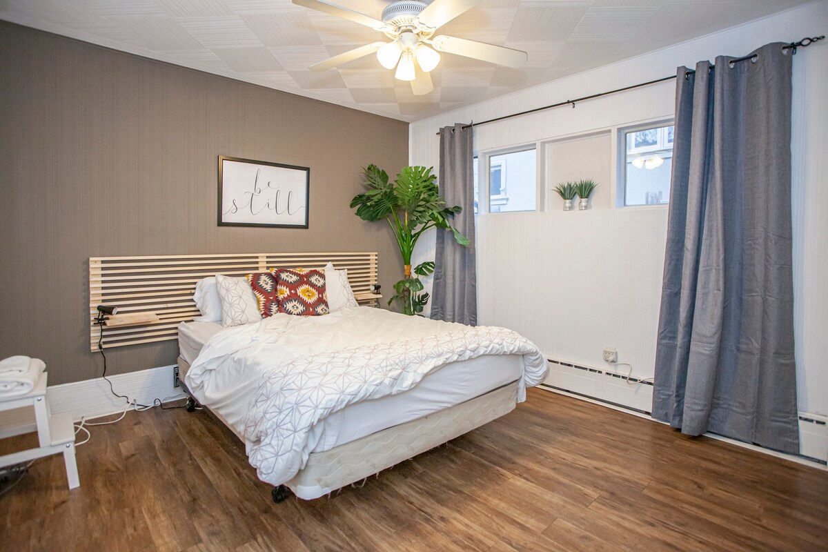 主卧（包括一张标准双人床）