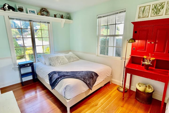 أحمر، أبيض وأزرق! سرير مريح ومريح بحجم كوين!