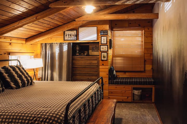 Ombre Forest KING Suite - upstairs