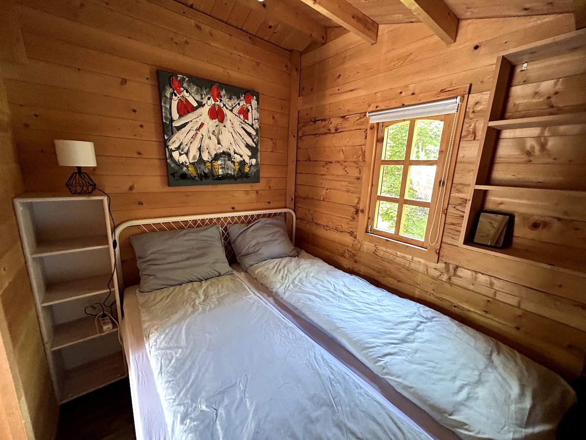 Dormitorio con cama doble