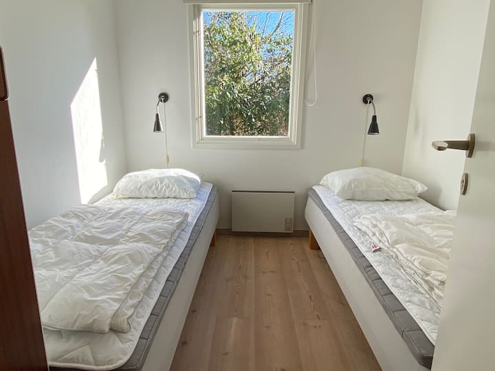 חדר שינה 2: חדר שינה עם שתי מיטות יחיד ושתי ארונות.