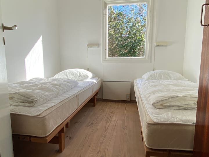 חדר שינה 1: חדר שינה עם שתי מיטות יחיד ושתי ארונות.