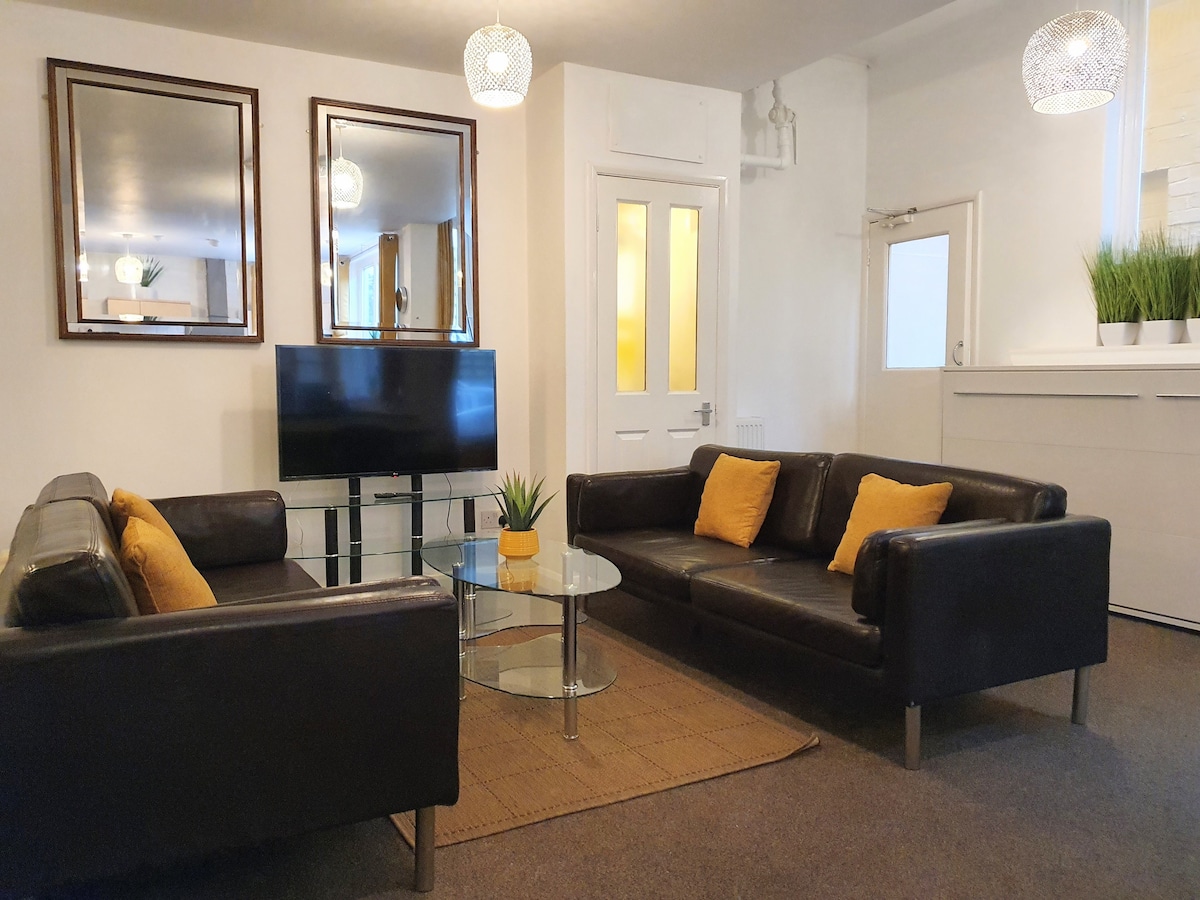 Sehemu ya kupumzikia yenye TV.