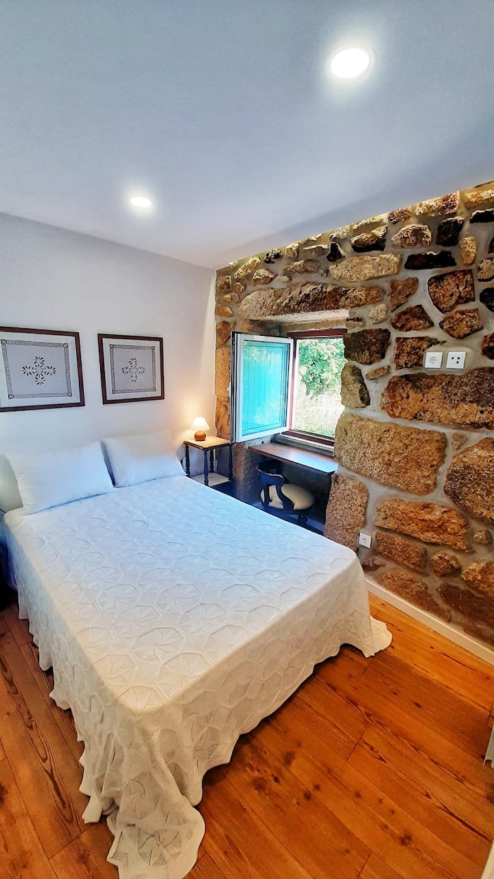 غرفة مع إطلالة على حمام السباحة والحديقة 