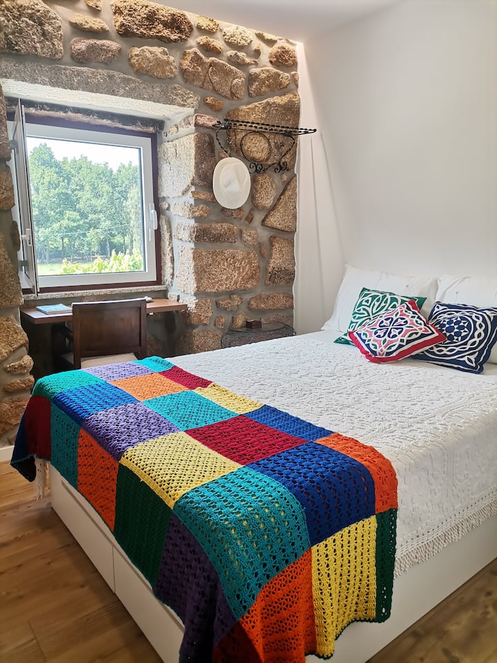 غرفة مع إطلالة على حمام السباحة والحديقة وحمام سباحة وحديقة