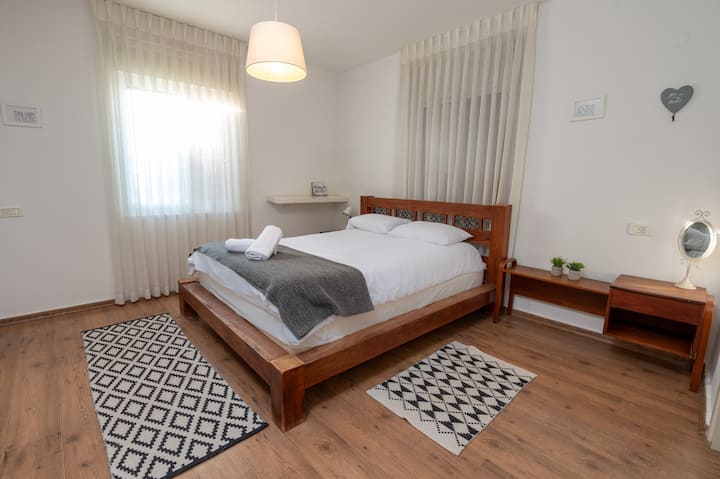 تقع غرفة النوم 3 مع حمام في الداخل على مستوى غرفة المعيشة والمطبخ.