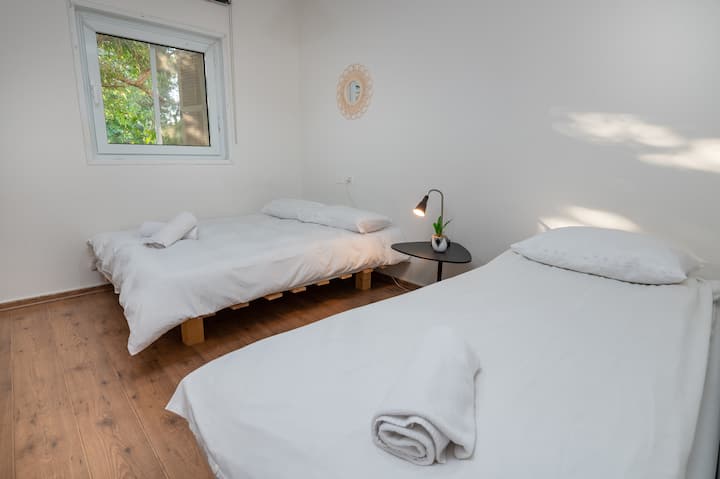 غرفة 4 في الطابق السفلي بسرير مزدوج وأريكة واحدة