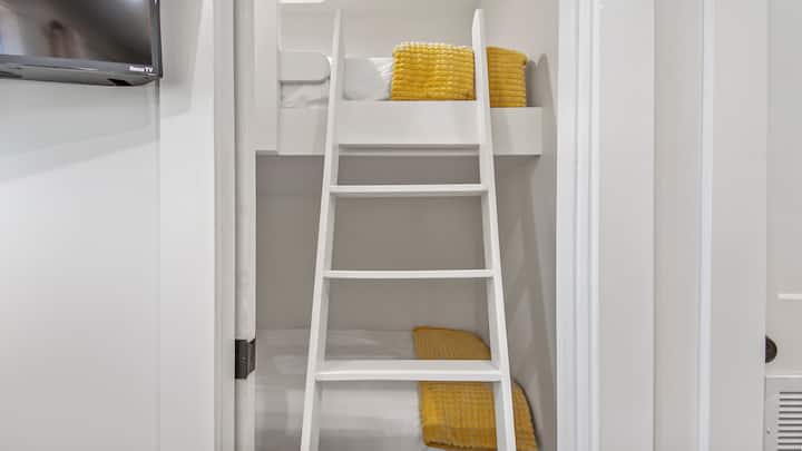 Je, una watoto? Furahia faragha ya nook ya bunk wakati unapokaa kwa jioni.