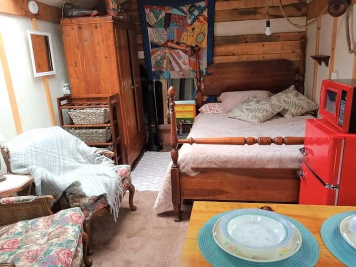 Detta är utsikten som hälsar dig välkommen när du går in i stugan.  