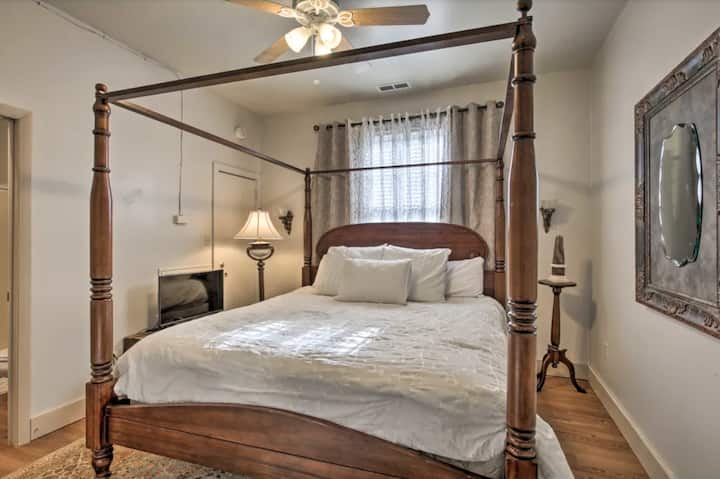 Hoofdslaapkamer met kingsize bed en toegang tot volledig bad.