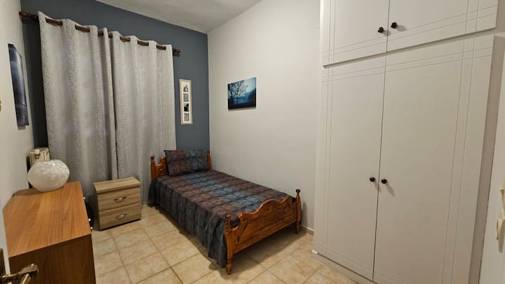 V spálni 3- skriňa s posteľnou bielizňou a uterákmi, zrkadlom, vešiakom na topánky, nočným stolíkom, lampičkou