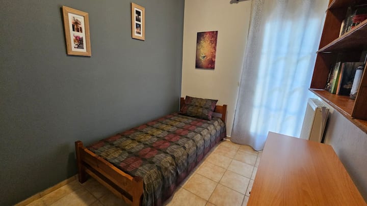 Spálňa 2 - Jednolôžko, písací stôl, romány na čítanie.