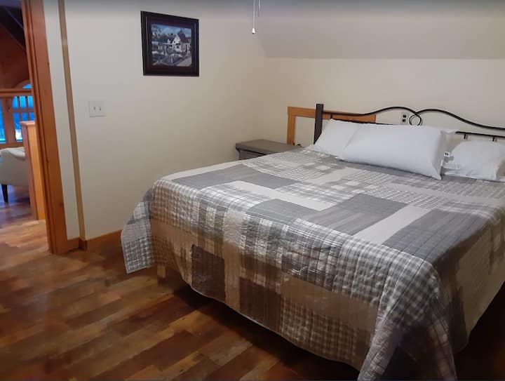 Mt. Washington værelse. Hovedsuite med kingsize-seng, kommode og privat bad (med jacuzzi).