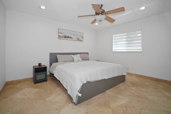 นอนหลับสบายเหมือนสมาชิกราชวงศ์บนเตียงคิงไซส์ในห้องนอนใหญ่