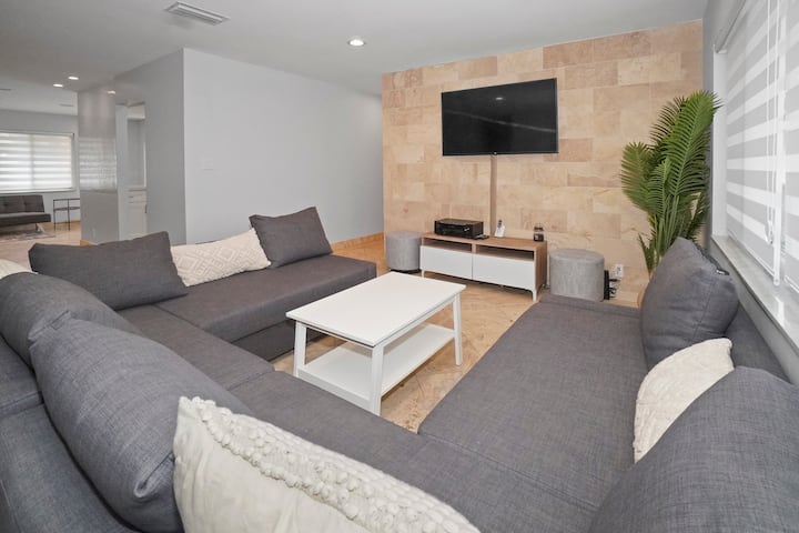 มารวมตัวกันในห้องนั่งเล่นและเพลิดเพลินกับช่วงเวลาที่น่าจดจำกับเพื่อนและครอบครัวของคุณ