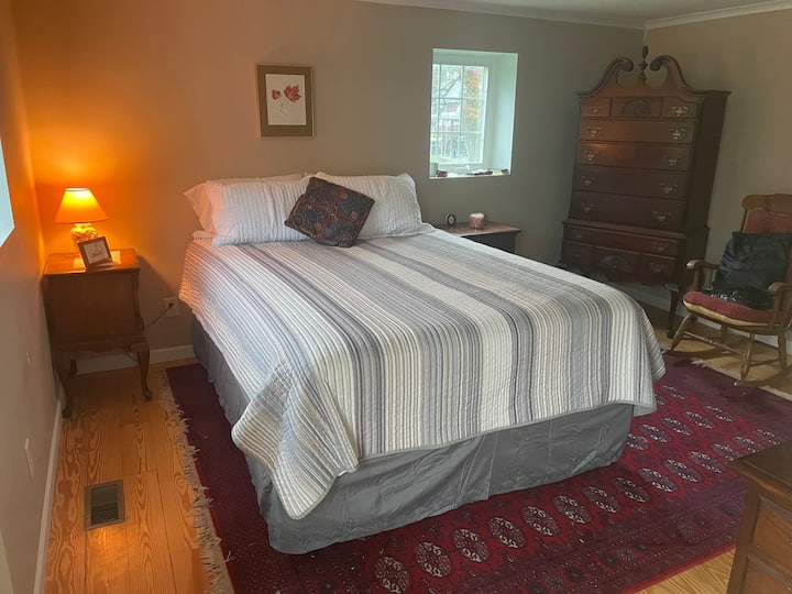 master 1 Queen Bed