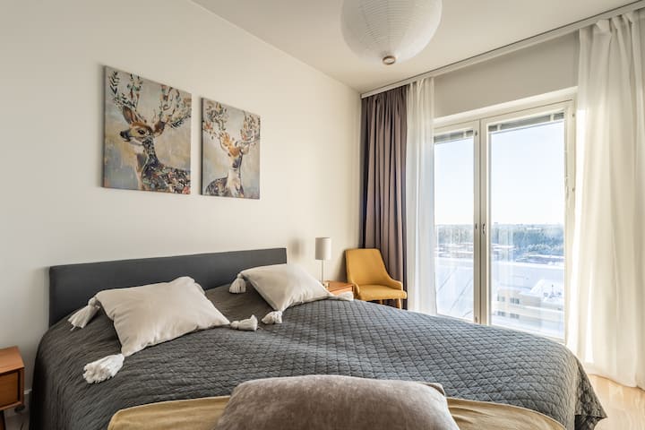 Spálňa s výhľadom a pohodlná manželská posteľ.