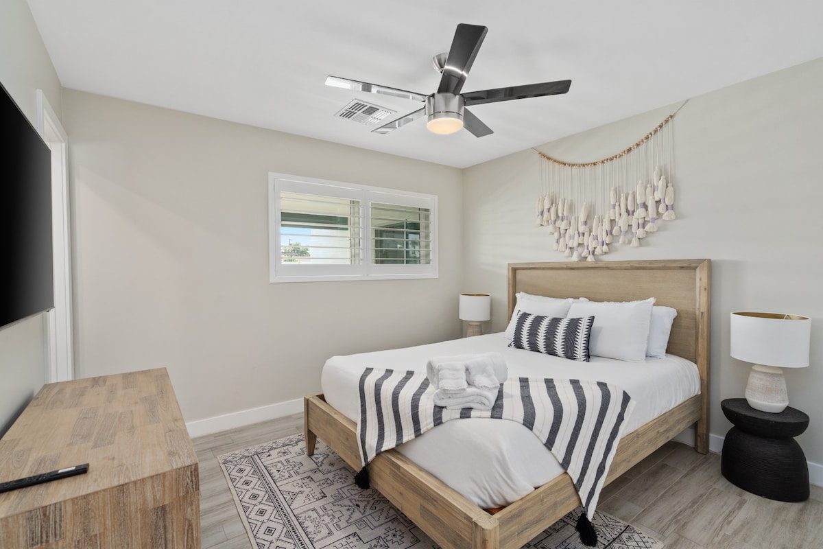 Втора главна спална соба со брачен кревет (широк 180-220 см) - прицврстена