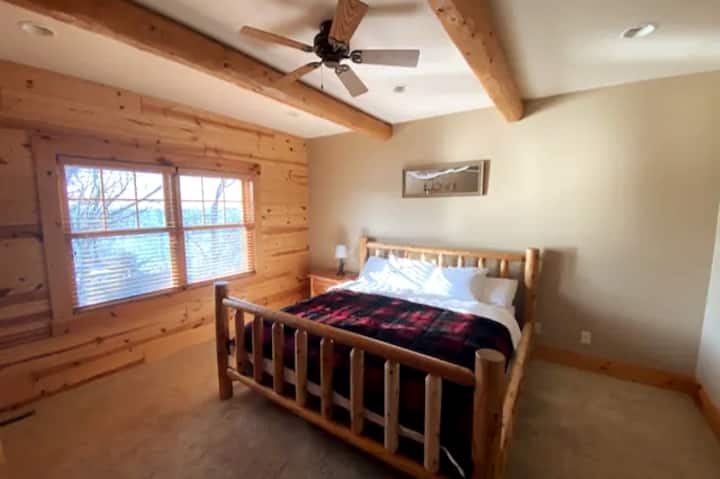 ห้องผู้เข้าพักชั้นบน #4 พร้อมเตียงคิงไซส์