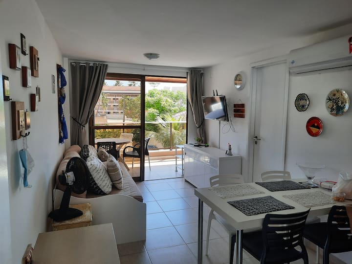 Sala com TV Smart , ar e sofa cama.