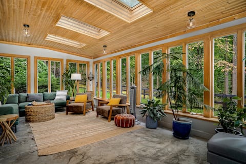 An Escape Bordering National Park land 1 mi to C&O