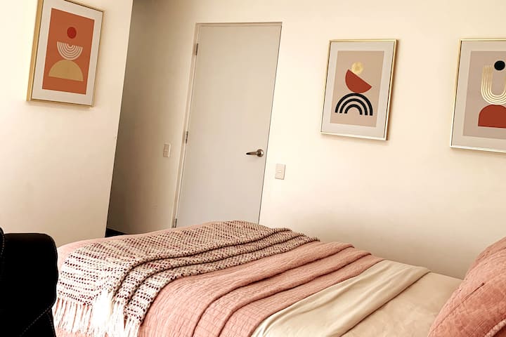 Главна спална соба со работна станица