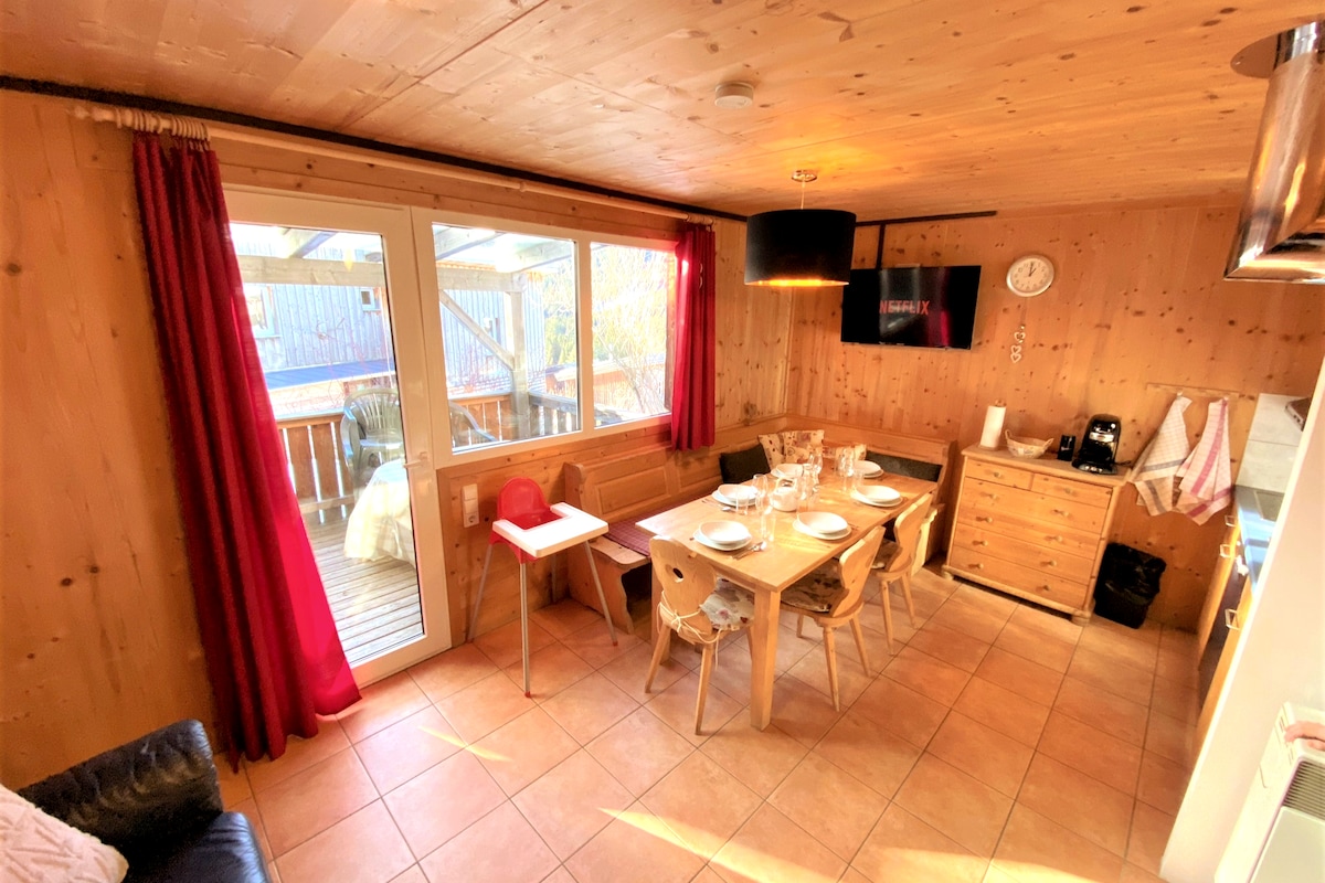 Სასადილო სივრცე სრულად აღჭურვილი სამზარეულოთი, დიდი სასადილო მაგიდით და ალპური პანორამით 

Სასადილო სივრცე სრულად აღჭურვილი სამზარეულოთი, დიდი სასადილო მაგიდით და ალპური პანორამით 