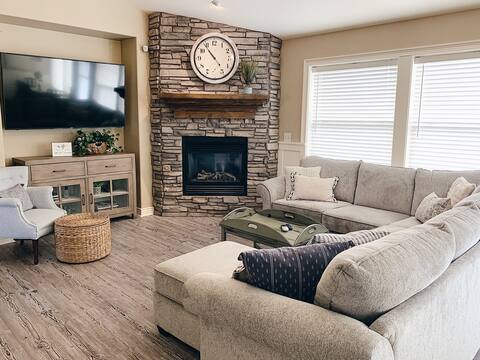 Cheerful 5-bedroom home with indoor fireplace