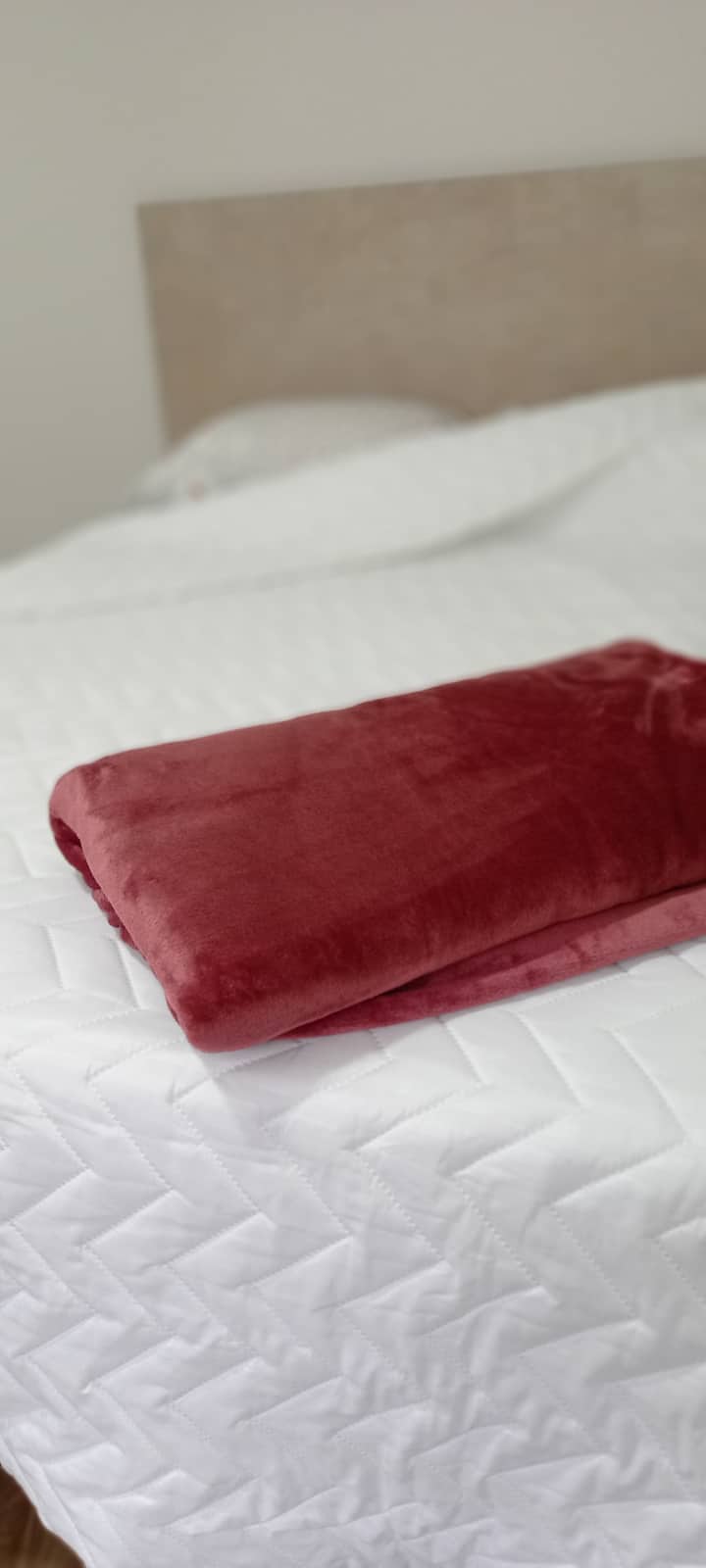 Ორადგილიანი საწოლი ოთახი,  ფარდა უშუქობით, ტანსაცმლის საკიდი 2 თაროებით და კონდიციონერი.