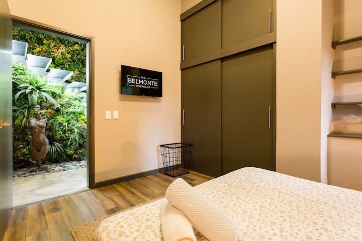 [ห้องนอน #2] เพดานสูงพร้อมโคมไฟระย้าไฟหรี่ห้องน้ำในตัวสมาร์ททีวี