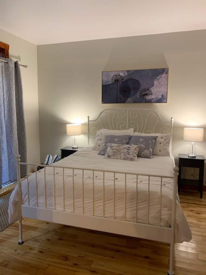 غرفة نوم رئيسية مع خروج إلى الفناء