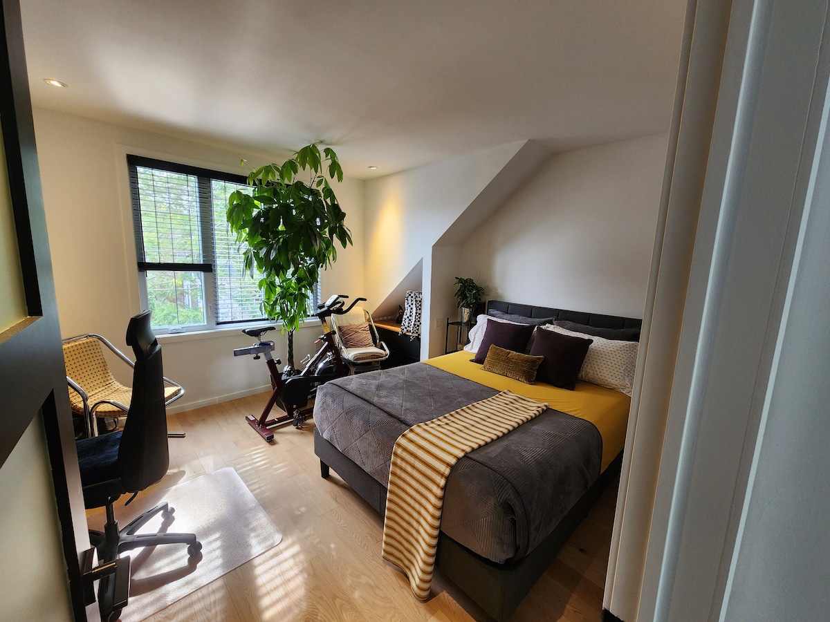 Druga spavaća soba s bračnim krevetom, velikim ormarom i mnogo prirodnog osvjetljenja