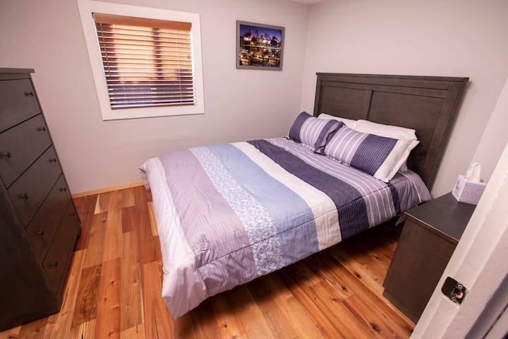 El segundo dormitorio tiene una cómoda cama queen, mesita auxiliar y vestidor.