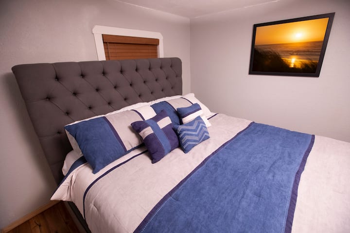 Duerme en una lujosa comodidad en un colchón Tempur-Pedic California King.