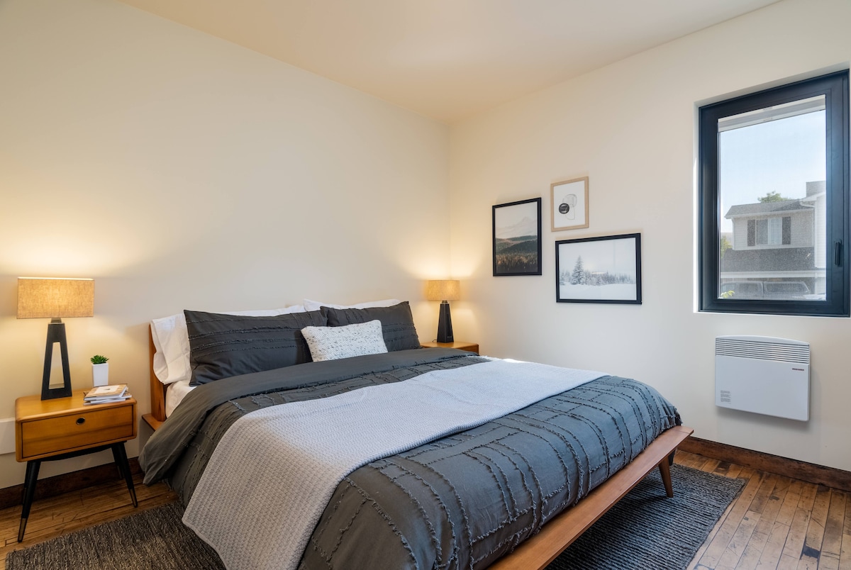 Примарна спална соба со душек со кралска големина, удобна постелнина и ролетни на прозорците за совршен ноќен сон.
