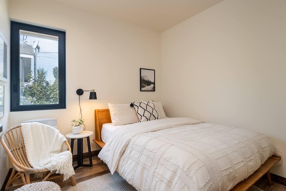 Гостинска спална соба со душек Casper со двојна големина и удобна постелнина.
