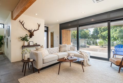 Top Airbnb: New Modern Home in the Heart of Missoula! in Missoula