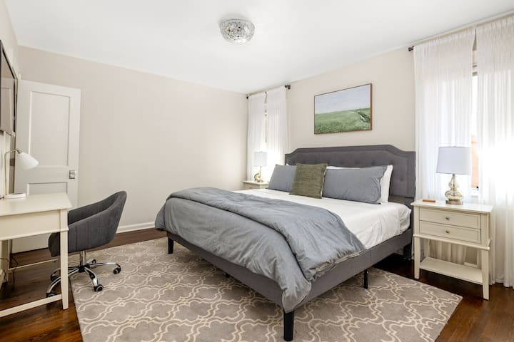 Მთავარ საძინებელში არის დიდი საწოლი, 43-დუიმიანი HD-ტელევიზორი როკუსთან ერთად, საწერი მაგიდა და ცალკე ტუალეტი.