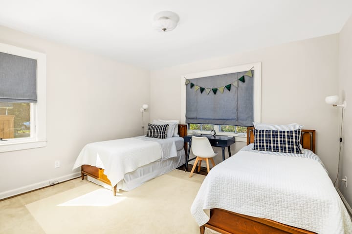 Შესანიშნავი საძინებელი ბავშვებისთვის. Ორი ორადგილიანი საწოლი, რომელიც მდებარეობს სახლის წინა ნაწილში