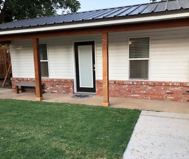 The Backyard Bunky-Comfy & clean without the fee!