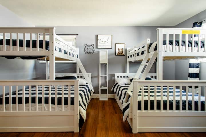Habitación con literas con 2 camas individuales de tamaño completo, capacidad para hasta 6 personas