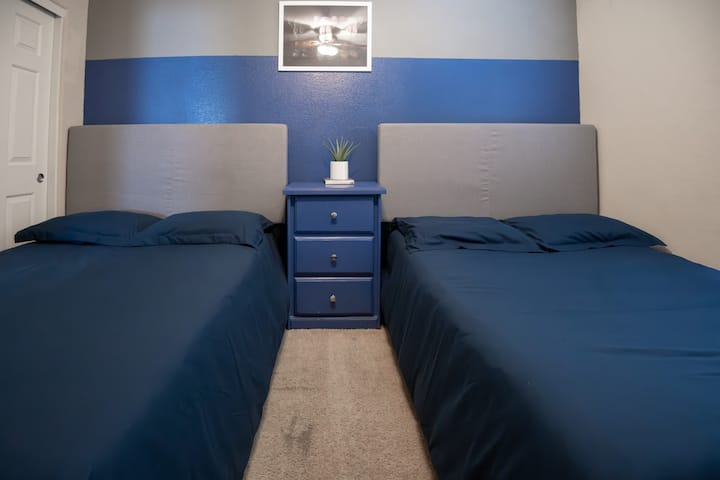 Една от 3 - те спални, оборудвана с две прекрасни легла в пълен размер.