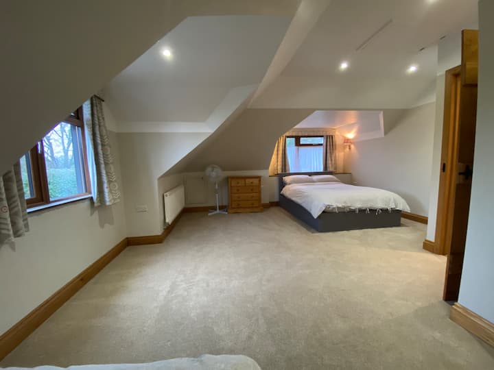 спалня 1 (на горния етаж)с двойно и единично легло и самостоятелна тоалетна