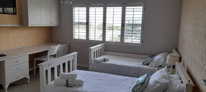 Chambre avec lits jumeaux à l'étage