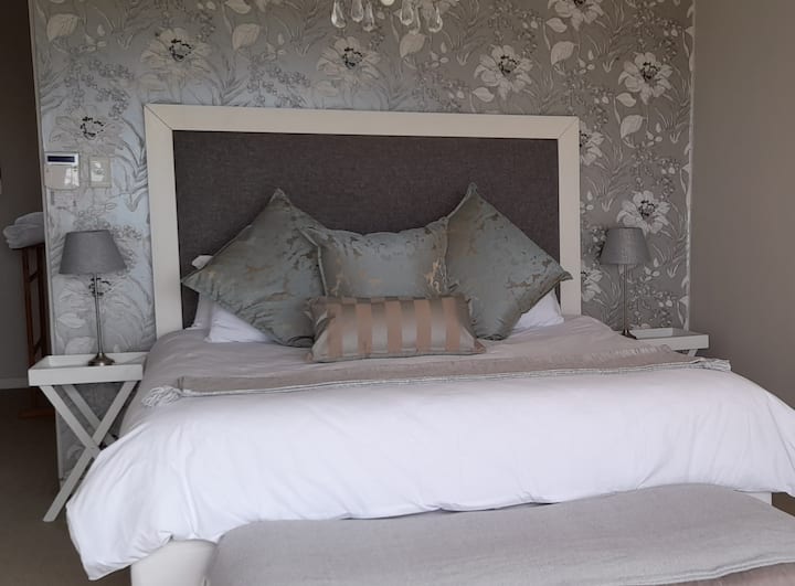 Chambre principale à l'étage, suite avec douche et bain. Garde-robe à l'italienne.