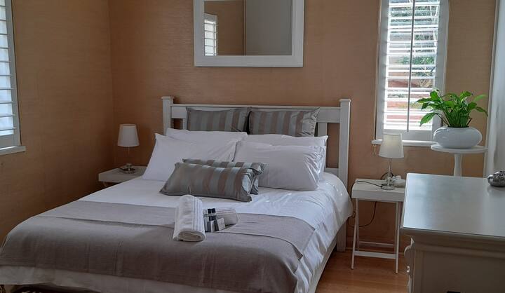 Chambre double en bas avec ventilateur en hauteur