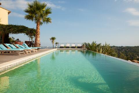 Luxury villa with magnificent views and top privacy