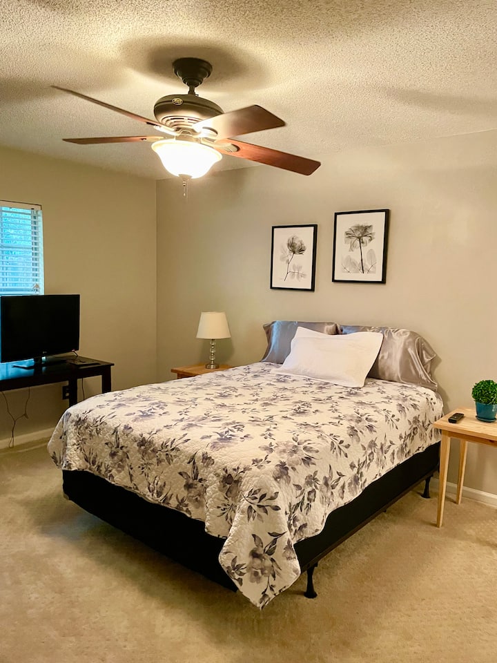 Kitanda 1 cha ukubwa wa chumba cha kulala cha ukubwa wa malkia